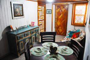 a dining room with a table and chairs and a kitchen at Lindo Departamentito en Creel in Creel