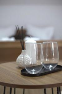 dois copos de vinho vazios sentados numa mesa em Bingyó Vendégház em Lupeni