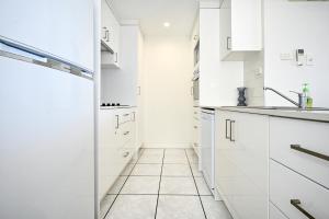 Cucina o angolo cottura di Beachfront Choices Choices Choices