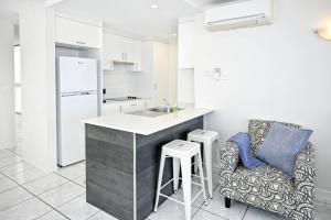 Cucina o angolo cottura di Beachfront Choices Choices Choices