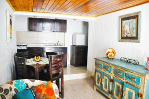 a kitchen with a table and a dining room at Lindo Departamentito en Creel in Creel