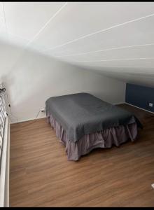a bedroom with a bed in the corner of a room at Nyrenoverat strandnära med fantastisk utsikt in Rimbo