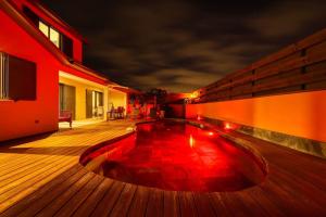 una piscina nel mezzo di una casa di notte di Villa Castors - 3 étoiles - 8 Voyageurs - Piscine chauffée a Saint-Pierre