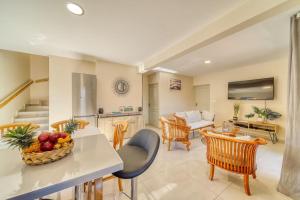 una cucina e un soggiorno con tavolo e sedie di Villa Castors - 3 étoiles - 8 Voyageurs - Piscine chauffée a Saint-Pierre