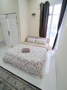 - une chambre avec un lit et un oreiller dans l'établissement Teratak Sherra Roomstay, à Macang