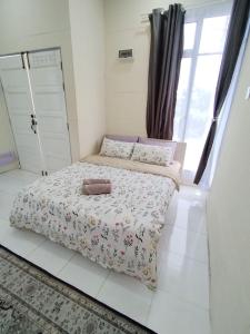 Postel nebo postele na pokoji v ubytování Teratak Sherra Roomstay