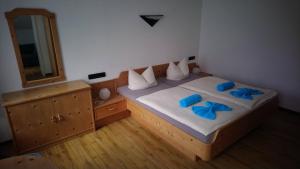 una camera da letto con un letto con fiocchi blu di Hotel Waldhaus a Römhild