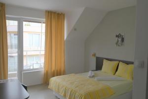 1 dormitorio con cama y ventana grande en Hotel Paradise, en Lozenets