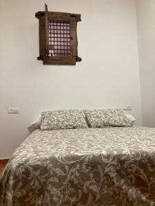 a bedroom with a bed and a window at Casa rural Almazara in Letur