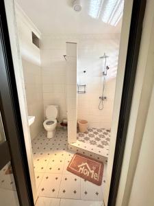 een badkamer met een douche en een toilet bij Hidden Gem In Oyibi New 2 Luxury Bedroom Apartment in Aburi