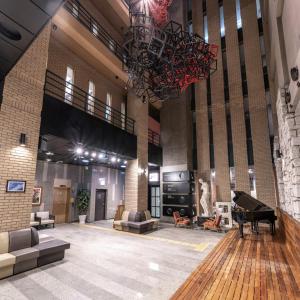 una hall con pianoforte, divani e lampadario a braccio di Jeonju Jazz Around Hotel a Jeonju