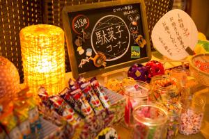 une table avec une craie et des bonbons dans l'établissement ホテルあかり, à Numazu