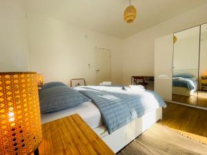 ブロダリツァにあるApartment Happyの大きな白いベッドと青い枕のある寝室