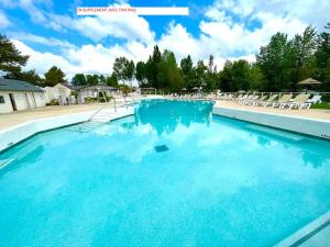 une grande piscine d'eau bleue dans l'établissement MHVACANCES LOUENT PLUSIEURS MOBILHOMES DANS CAMPING 4 ETOILES PROCHE CHATEAUX et ZOO BEAUVAL, à Onzain