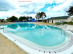 a large swimming pool with a fountain in the middle at MHVACANCES LOUENT PLUSIEURS MOBILHOMES DANS CAMPING 4 ETOILES PROCHE CHATEAUX et ZOO BEAUVAL in Onzain