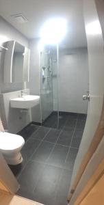 La salle de bains est pourvue de toilettes, d'un lavabo et d'une douche. dans l'établissement LILO Staycation JQ, à Kota Kinabalu