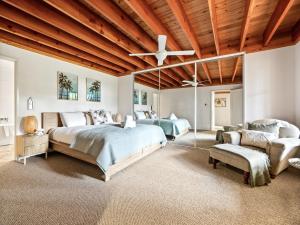 1 dormitorio con 2 camas y ventilador de techo en Beachfront Bliss, waterfront Geographe bay, en Busselton