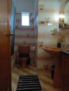 La salle de bains est pourvue de toilettes et d'un lavabo. dans l'établissement Ktima Gardenyard, à Artemi
