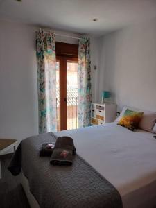 アルカラ・デ・エナレスにあるApartamento El Hidalgoのベッドルーム1室(財布付きのベッド1台付)