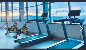 dos bicicletas estáticas en un gimnasio en un edificio en LILO Staycation JQ en Kota Kinabalu