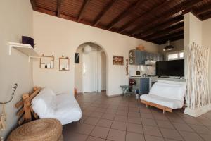 A television and/or entertainment centre at Nios House Panoramic Cottage