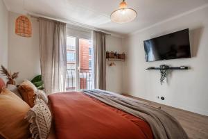 เตียงในห้องที่ Appartement spa : O'Spa Zen Jacuzzi-Sauna-Terrasse