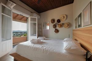 A bed or beds in a room at Nios House Panoramic Cottage