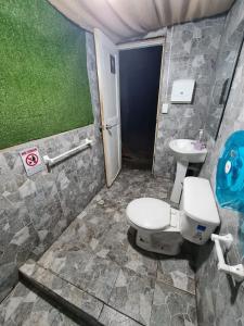 y baño con aseo y lavamanos. en Hermoso Glamping en Quinta Privada, en Quito