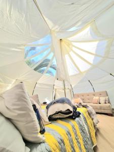 sypialnia z łóżkiem w namiocie w obiekcie Hermoso Glamping en Quinta Privada w mieście Quito