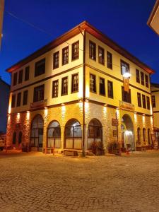 een groot gebouw met lichten aan de zijkant bij Muhsin Bey Konağı in Safranbolu