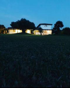 uma casa sentada em cima de um exuberante campo verde em Villa sarda em Assemini