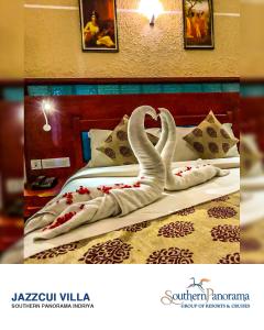 due cigni scolpiti in un letto in una camera d'albergo di Southern Panorama Indriya Resorts & Spa a Munnar