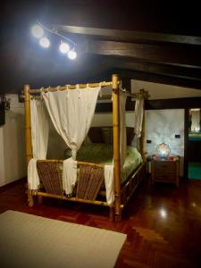sypialnia z 2 łóżkami piętrowymi i zasłonami w obiekcie Villa sarda w mieście Assemini