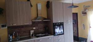 een keuken met een wastafel en een fornuis top oven bij Casa Vacanza Dany House in Dogliani