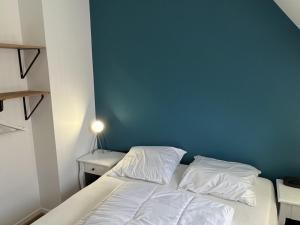 Ce lit se trouve dans un dortoir doté d'un mur bleu. dans l'établissement Appartement Cabourg, 4 pièces, 6 personnes - FR-1-487-262, à Cabourg