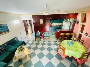 een woonkamer met een bank en een tafel bij شاليه ٥٣ in Dawwār Ḩalīs
