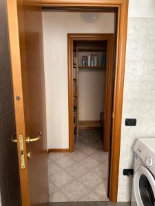 ヴェローナにあるCasa Perlarの洗濯機付きのランドリールームへのドア