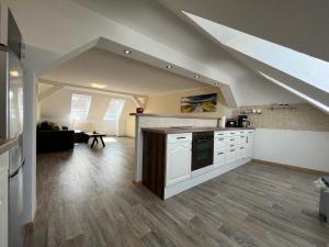 a kitchen and living room with an attic at Altstadtapartment in Neuhaldensleben