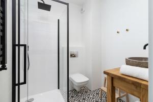 een badkamer met een douche, een toilet en een wastafel bij Stare Podgórze Śliska Apartment Cracow by Renters in Krakau