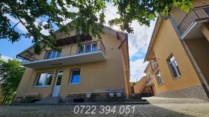 Bygningen som feriehuset ligger i + 22 billeder