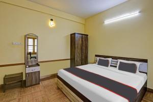 una camera con un grande letto di Collection O 81056 Express Suites a Kakkayam