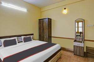 Un pat sau paturi într-o cameră la Collection O 81056 Express Suites