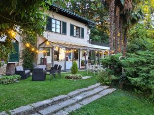 A garden outside Wonderful Villa Between Como And Milano