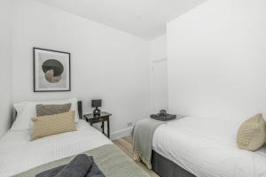 Een bed of bedden in een kamer bij NEW Stunning Plymouth Central Apartment - Sleeps 6