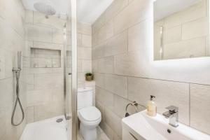 Een badkamer bij NEW Stunning Plymouth Central Apartment - Sleeps 6