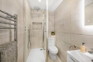 Ένα μπάνιο στο NEW Stunning Plymouth Central Apartment - Sleeps 6