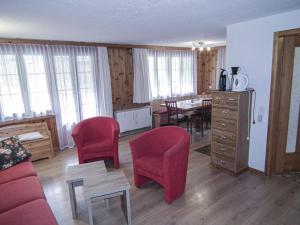 Istumisnurk majutusasutuses Chalet in Lenk near Simmen Falls