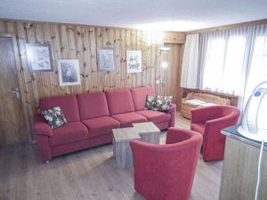 Istumisnurk majutusasutuses Chalet in Lenk near Simmen Falls