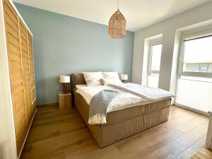 a bedroom with a large bed in a room at COAST HOUSE Seaside Loft in Bremerhaven