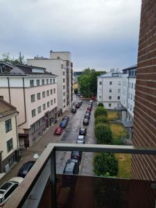 uma vista para uma rua da cidade a partir de uma varanda em Cozy one bedroom apartment in city center em Talin